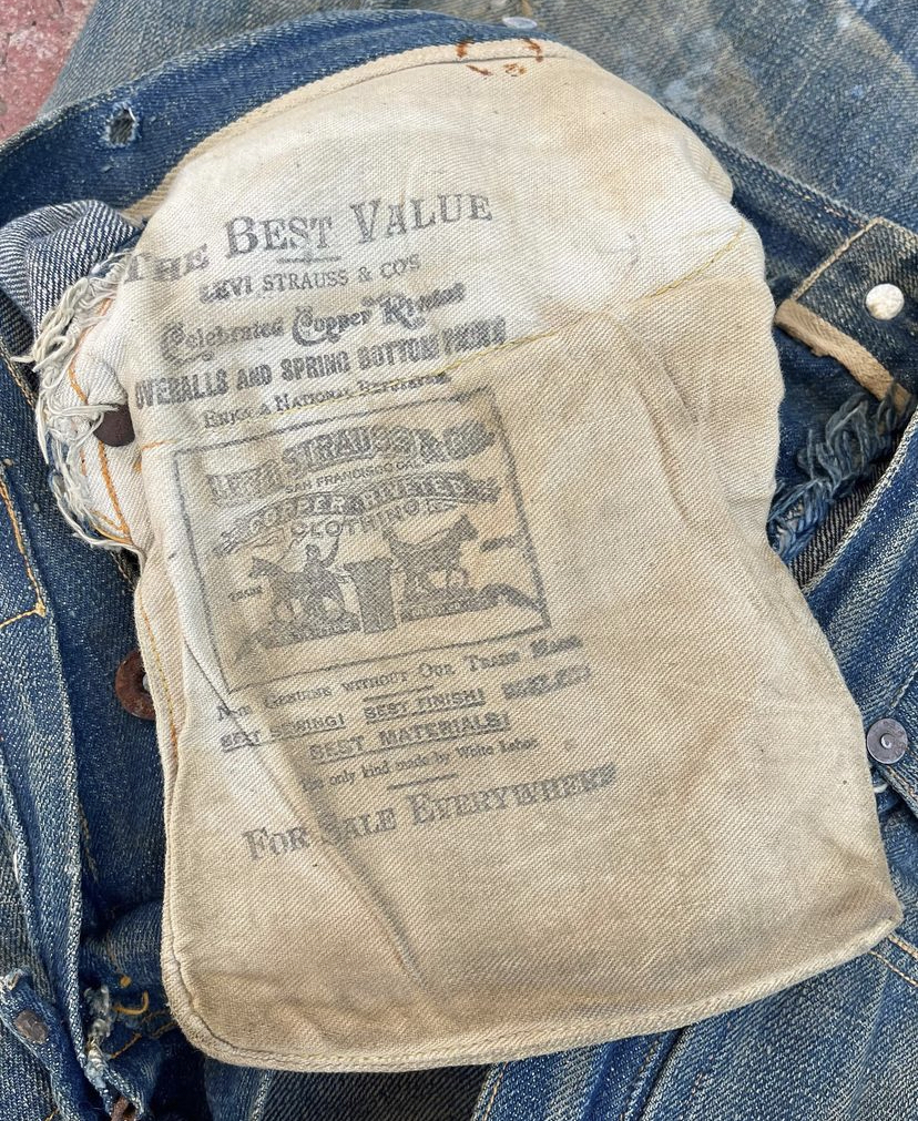Винтажные джинсы Levi's на карманах которых написано "сделано белыми рабочими"